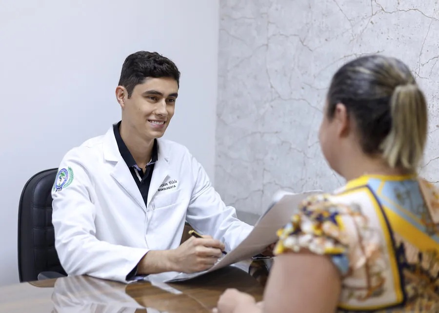 Dr. Dkaion Vilela em atendimento neurológico — Clínica Benui, Goiânia